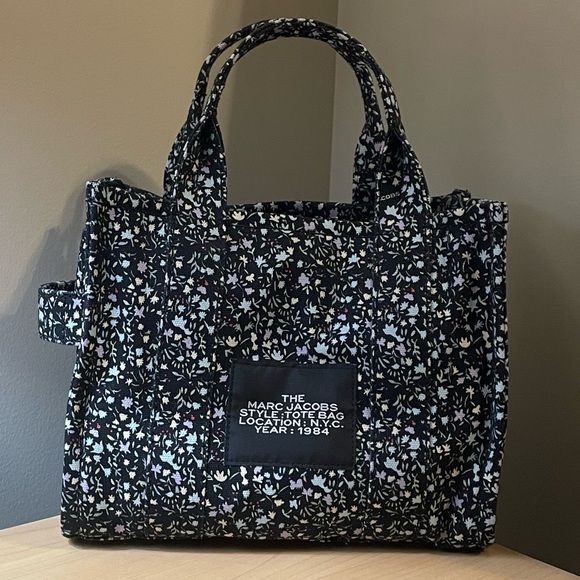 THE MARC JACOBS Canvas Small Tote Bag Black
The Ditsy Floral - Picture 2 of 7